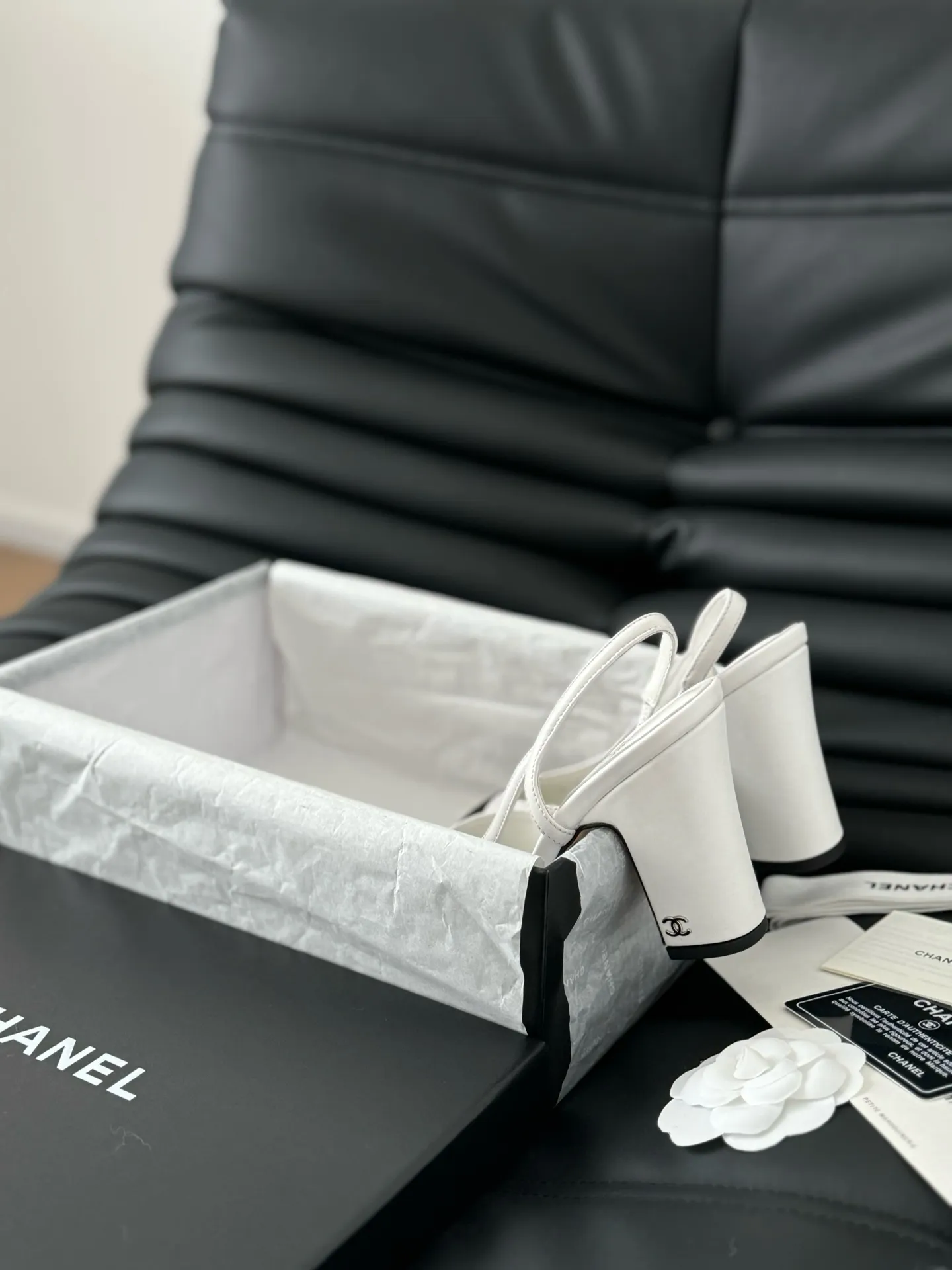 👟👟Ex-factory price 500👟👟 Purchasing-grade Chanel classic slingback sandals. We have been making this model for the past few years. This year we will re-purchase the version and make a detailed copy again. I found that the upper lines and body comfort of the new version have been slightly adjusted! The brand won't say anything because the overall appearance difference is not big and it doesn't affect wearing. All colors now produced are produced according to the latest styles! What you buy is the latest classic model from the counter, made of imported mixed sheepskin surface material, imported mixed sheepskin, and Italian imported cowhide leather soles! High heels 6.5cm Size:35-39 Other sizes can be customized